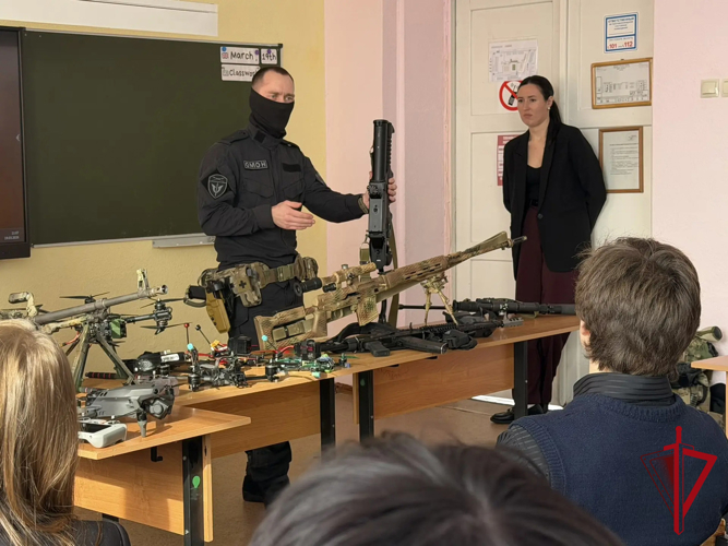 ОМОН «Гвардеец» провел познавательное занятие с магаданскими школьниками