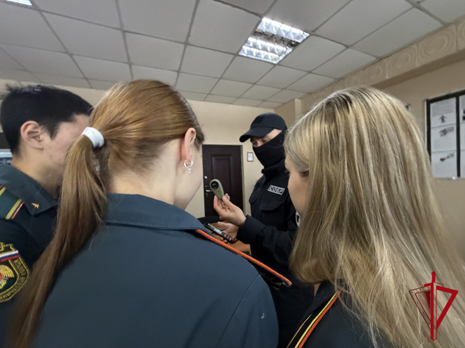 СОБР «Маяк» продемонстрировал магаданским студентам многогранность профессий спецназа 