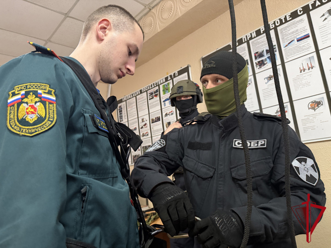 СОБР «Маяк» продемонстрировал магаданским студентам многогранность профессий спецназа 