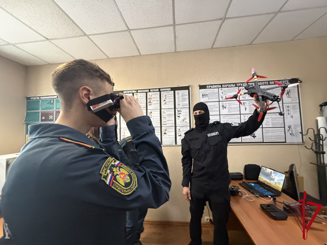 СОБР «Маяк» продемонстрировал магаданским студентам многогранность профессий спецназа 