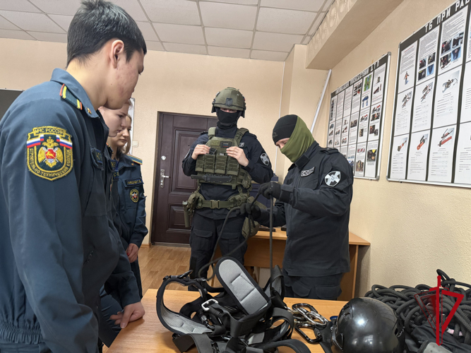 СОБР «Маяк» продемонстрировал магаданским студентам многогранность профессий спецназа 