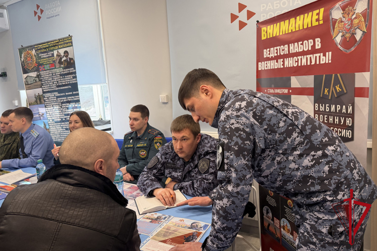 Колымчане узнали о возможностях трудоустройства в Росгвардию на ярмарке вакансий силовых структур