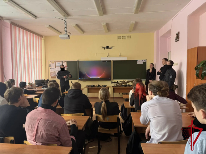 ОМОН «Гвардеец» провел познавательное занятие с магаданскими школьниками