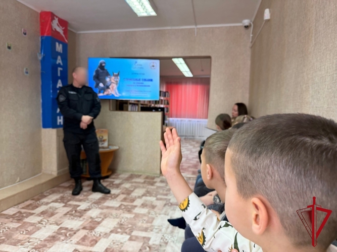 В Магадане росгвардейцы провели урок безопасности для юных читателей городской библиотеки