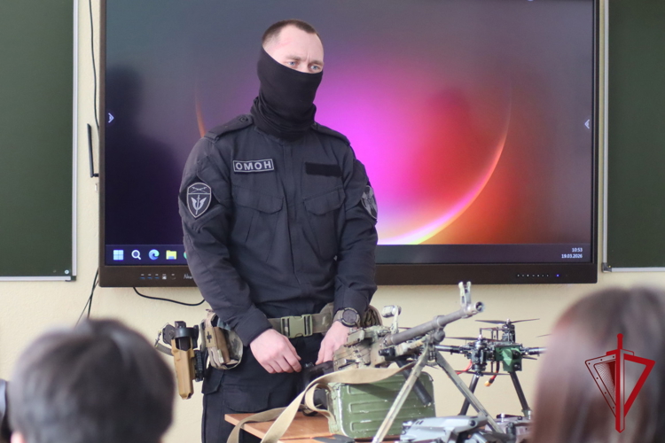 ОМОН «Гвардеец» провел познавательное занятие с магаданскими школьниками