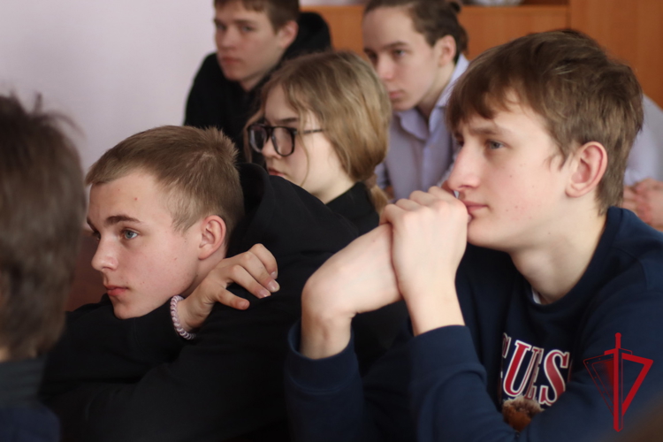 ОМОН «Гвардеец» провел познавательное занятие с магаданскими школьниками