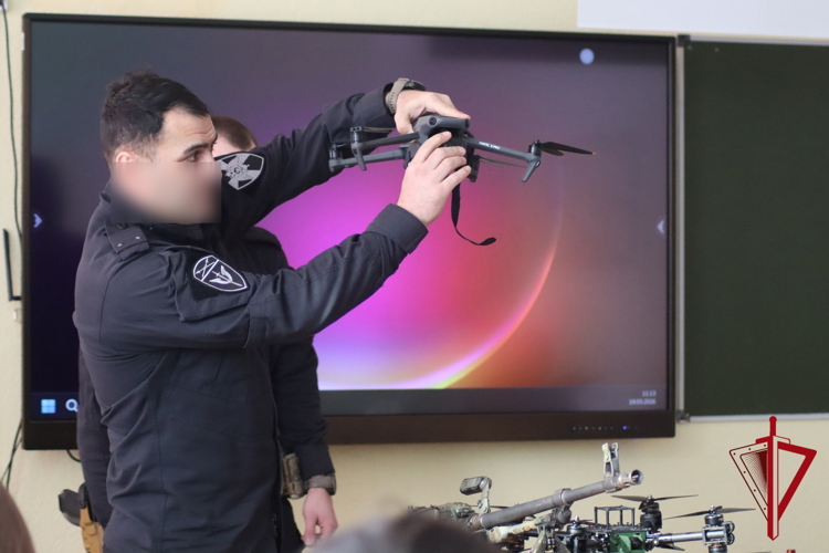 ОМОН «Гвардеец» провел познавательное занятие с магаданскими школьниками