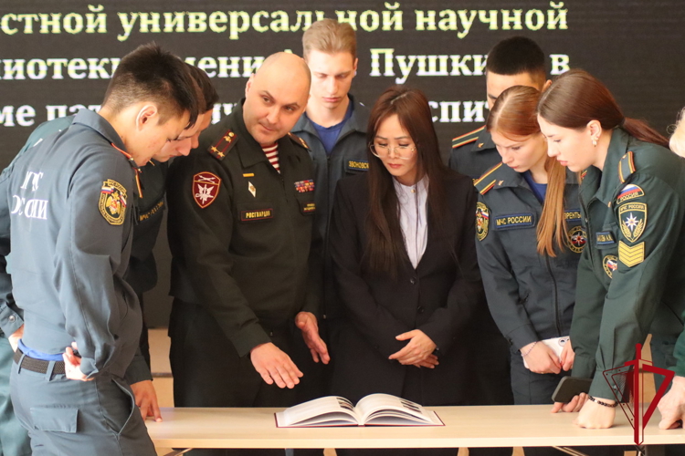 На Колыме офицер Росгвардии стал участником патриотической встречи с учащейся молодежью 