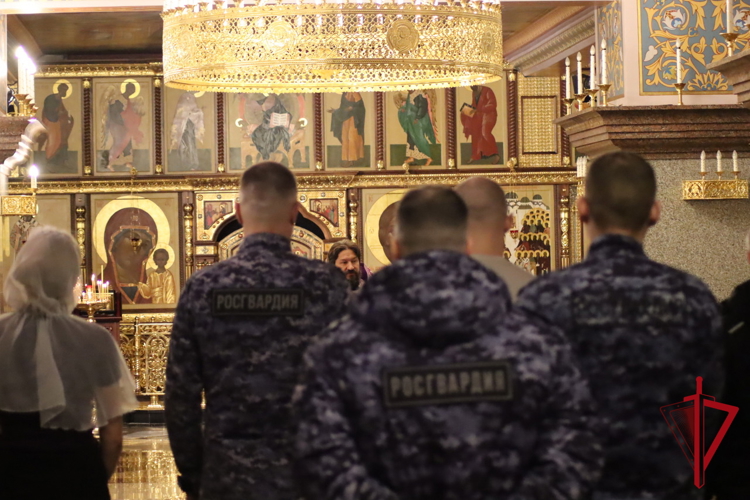 Молебен в честь юбилеев Росгвардии прошел в кафедральном соборе Магадана 