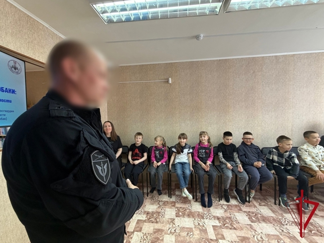 В Магадане росгвардейцы провели урок безопасности для юных читателей городской библиотеки