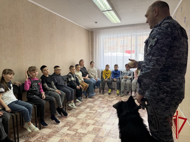 В Магадане росгвардейцы провели урок безопасности для юных читателей городской библиотеки