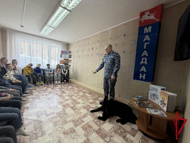 В Магадане росгвардейцы провели урок безопасности для юных читателей городской библиотеки