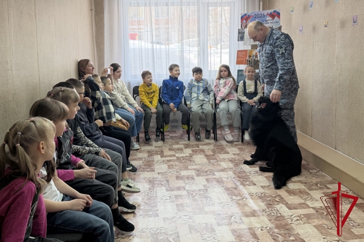 В Магадане росгвардейцы провели урок безопасности для юных читателей городской библиотеки