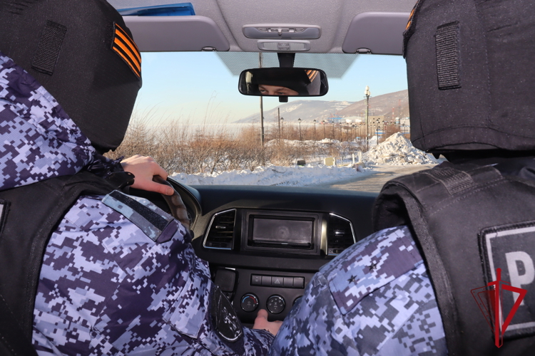 В Магадане росгвардейцы защитили владелицу цветочного магазина от агрессивного экс-супруга