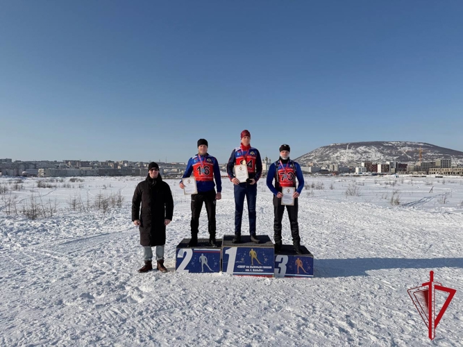 Чемпионат по зимнему офицерскому троеборью прошел в Росгвардии на Колыме