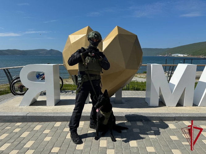 «Служат два товарища»: кинологический дуэт из Магадана участвует в фотоконкурсе