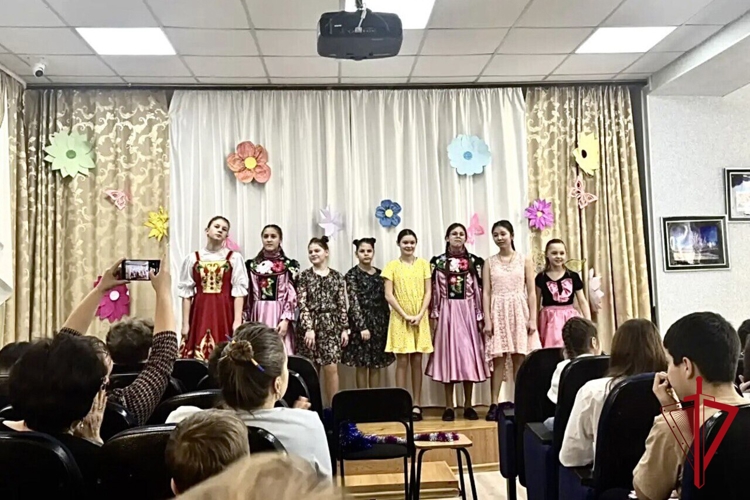 Воспитанники магаданского детского дома встретили гостей в погонах творческим выступлением