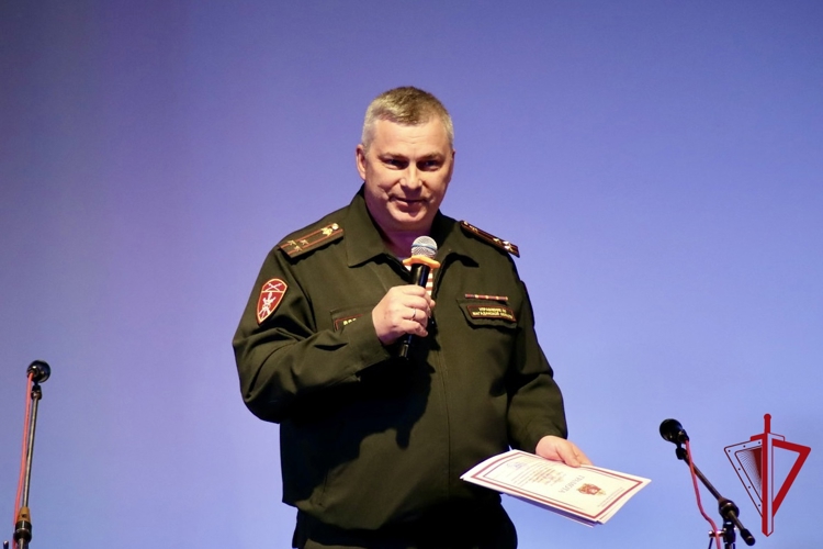 На Колыме выпускников детского дома поздравили с событием офицеры Росгвардии и ФСБ
