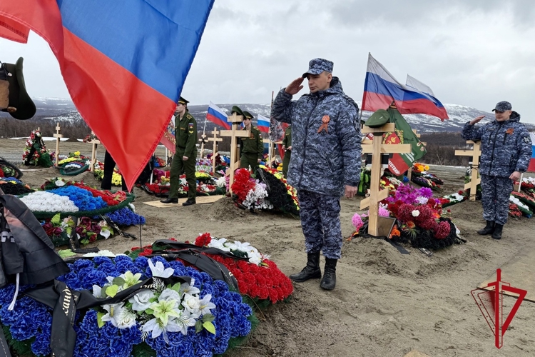 Накануне Дня Победы росгвардейцы приняли участие в церемониях памяти в Магадане