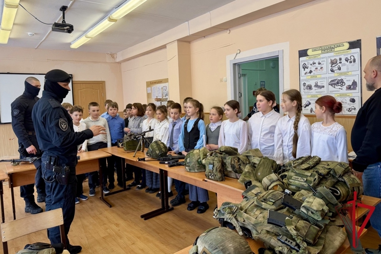 Сотрудники ОМОН Росгвардии стали участниками профилактической акции для молодежи на Колыме