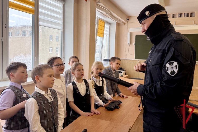 Сотрудники ОМОН Росгвардии стали участниками профилактической акции для молодежи на Колыме