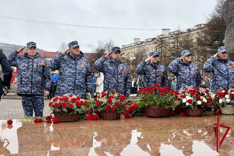Накануне Дня Победы росгвардейцы приняли участие в церемониях памяти в Магадане