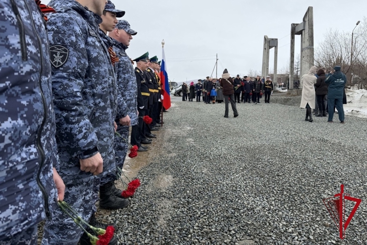 Накануне Дня Победы росгвардейцы приняли участие в церемониях памяти в Магадане