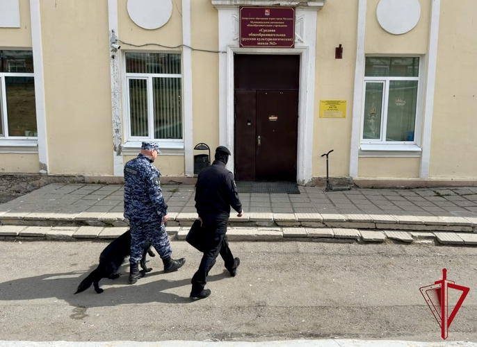 Росгвардия обеспечивает безопасность «Последних звонков» в Магадане