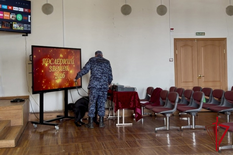 Росгвардия обеспечивает безопасность «Последних звонков» в Магадане