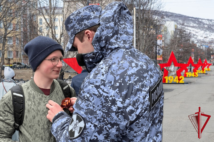 В Магадане сотрудники и военнослужащие Росгвардии поддержали акцию «Георгиевская ленточка»
