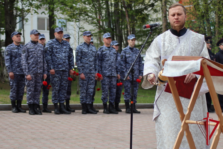 В День памяти и скорби магаданские росгвардейцы возложили цветы к знаковым монументам