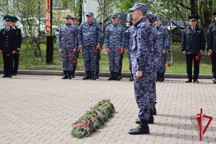 В День памяти и скорби магаданские росгвардейцы возложили цветы к знаковым монументам