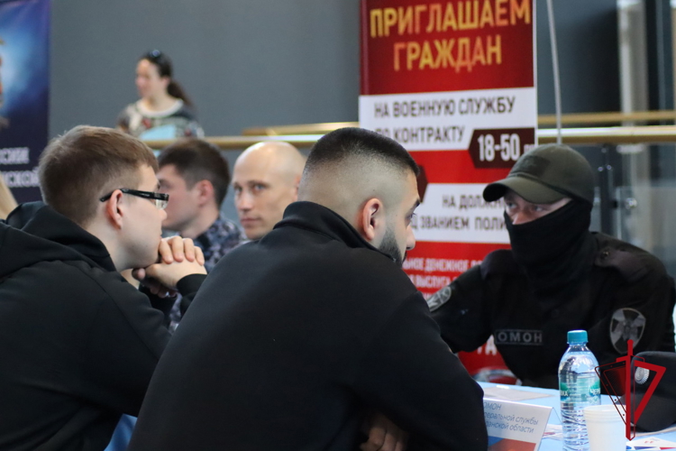 В Магадане росгвардейцы представили ведомство на всероссийской ярмарке трудоустройства