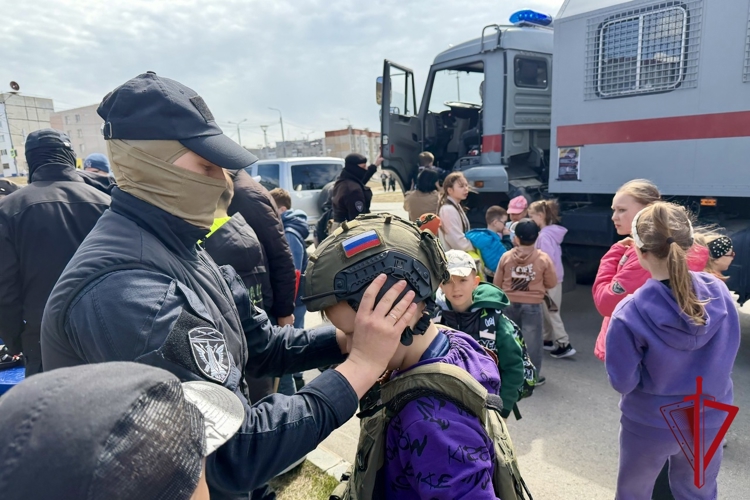 На Колыме Росгвардия приняла участие в открытии сезона профилактических акций для детей