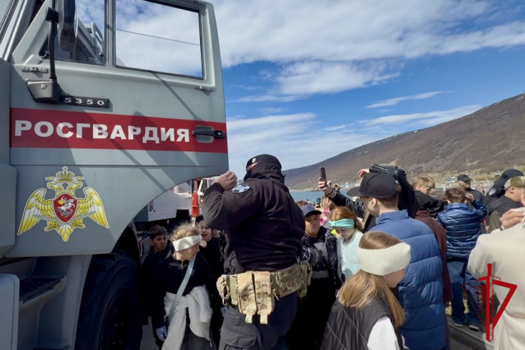 На Колыме Росгвардия приняла участие в открытии сезона профилактических акций для детей
