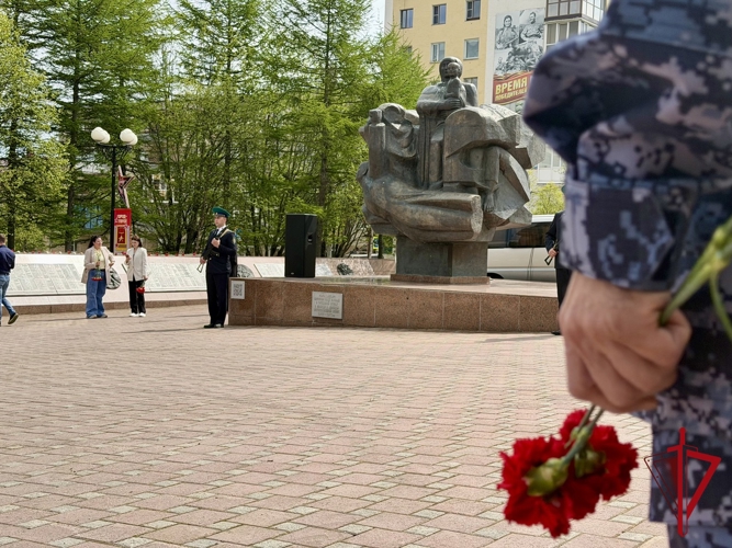 В День памяти и скорби магаданские росгвардейцы возложили цветы к знаковым монументам
