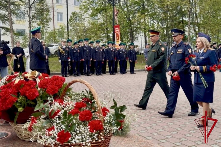 В День памяти и скорби магаданские росгвардейцы возложили цветы к знаковым монументам