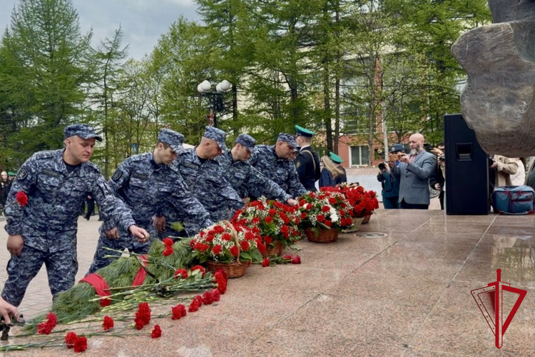 В День памяти и скорби магаданские росгвардейцы возложили цветы к знаковым монументам