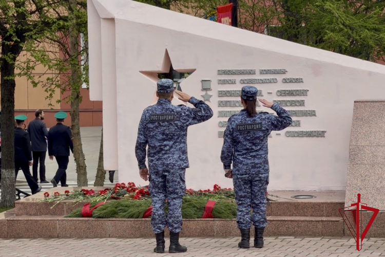 В День памяти и скорби магаданские росгвардейцы возложили цветы к знаковым монументам