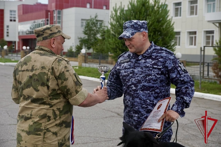 Кинологический тандем из Магадана завоевал бронзу на соревнованиях Восточного округа Росгвардии