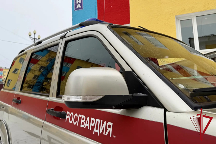 Росгвардейцы задержали колымчанина, избившего мать 