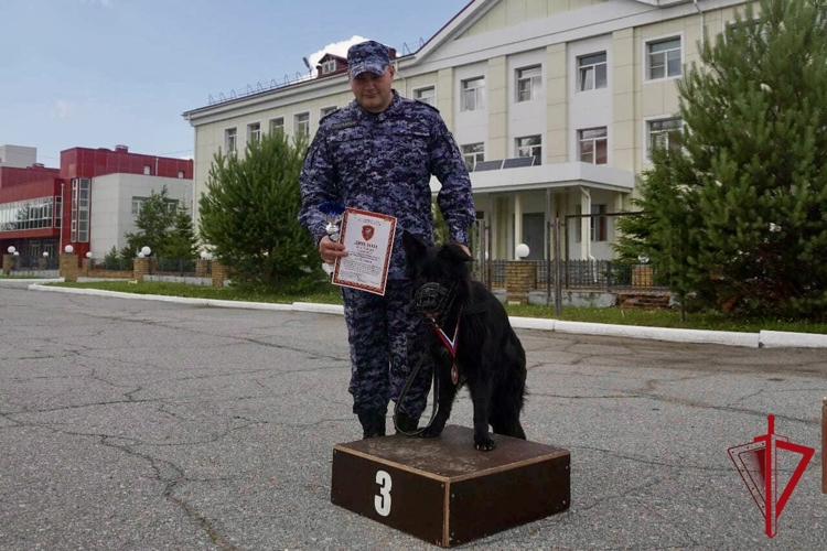 Кинологический тандем из Магадана завоевал бронзу на соревнованиях Восточного округа Росгвардии