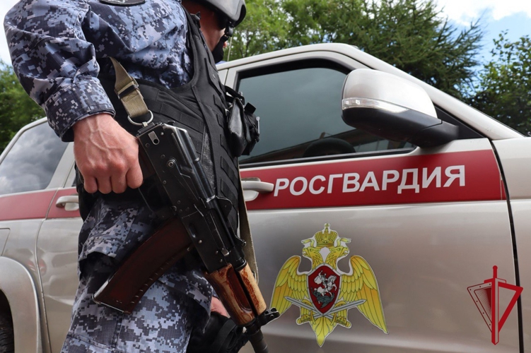 Росгвардия задержала мужчину с охолощенным автоматом в Магадане