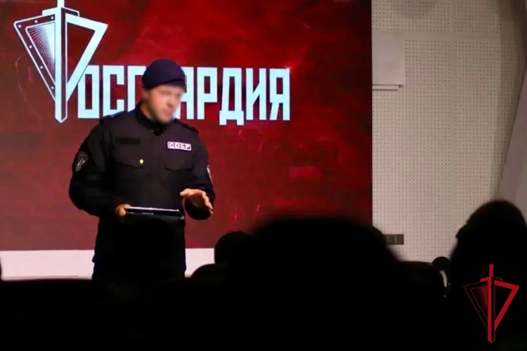 Офицеры СОБР и ОМОН Росгвардии провели урок безопасности для магаданских школьников