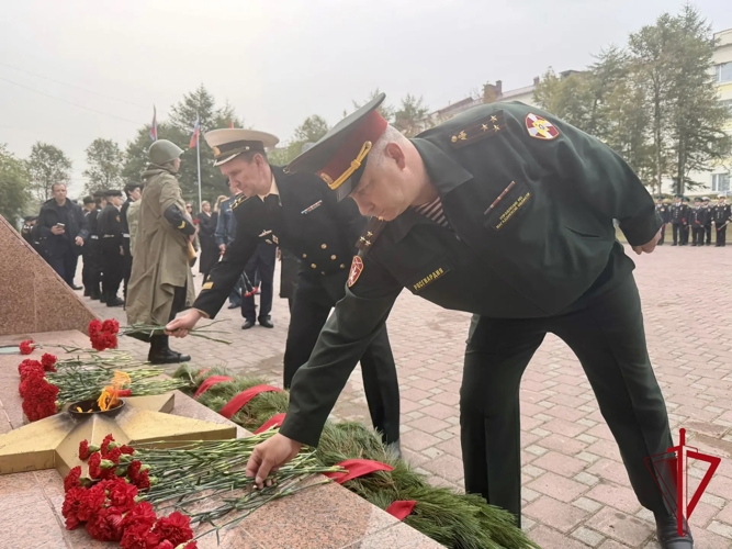 В Магадане росгвардейцы почтили память погибших героев и жертв терроризма  