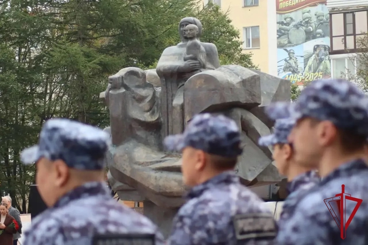 В Магадане росгвардейцы почтили память погибших героев и жертв терроризма  