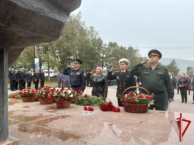 В Магадане росгвардейцы почтили память погибших героев и жертв терроризма  