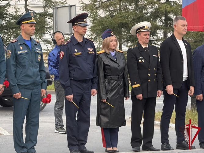 В Магадане росгвардейцы почтили память погибших героев и жертв терроризма  