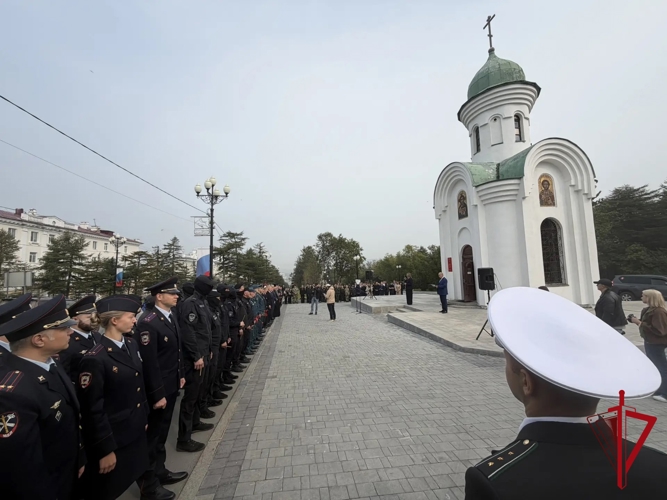 В Магадане росгвардейцы почтили память погибших героев и жертв терроризма  