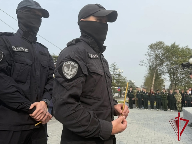В Магадане росгвардейцы почтили память погибших героев и жертв терроризма  